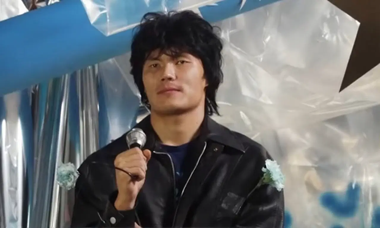 Нуралы Алип в образе Виктора Цоя исполнил хит «Группа крови» для календаря «Зенита»